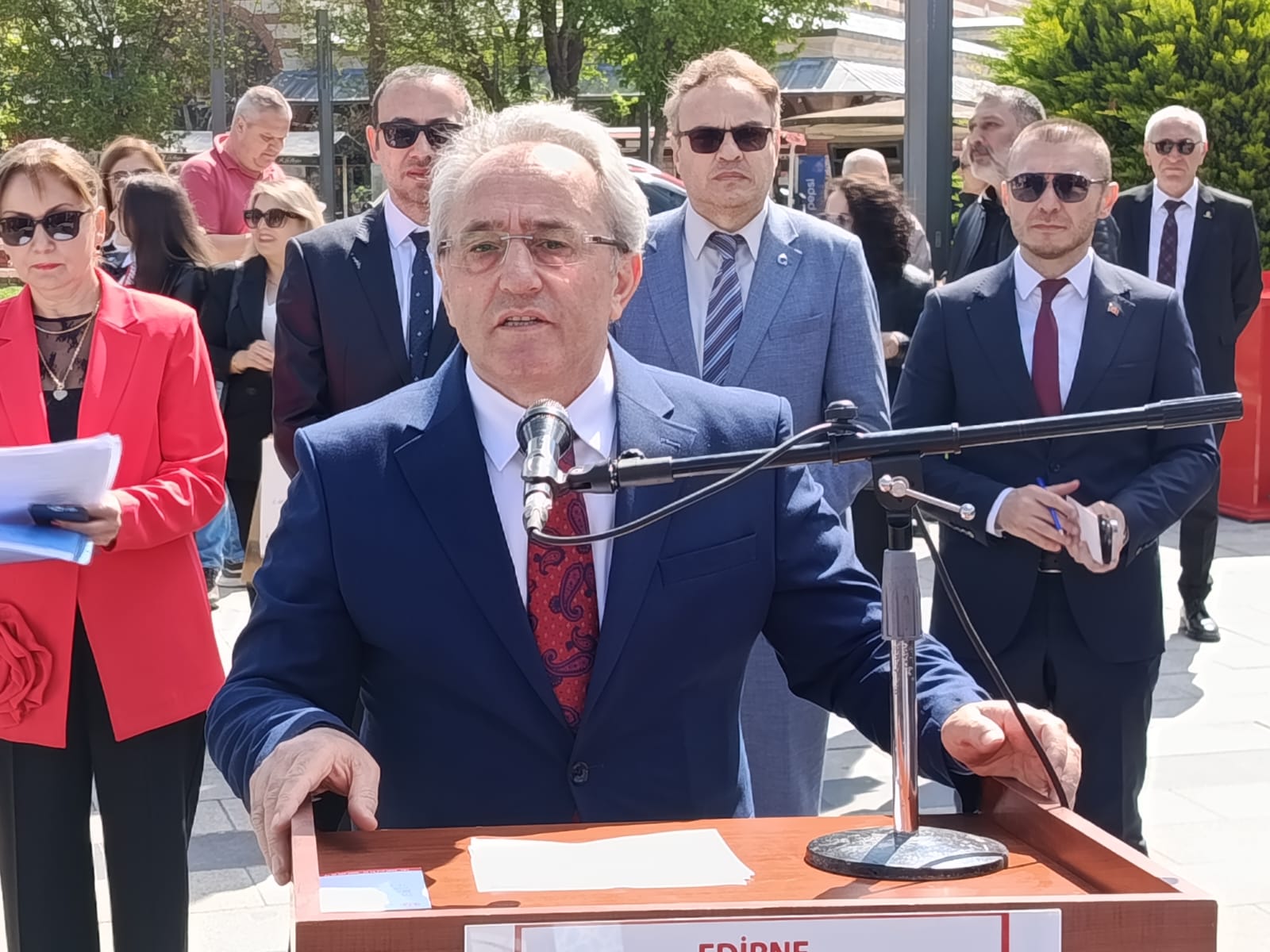 Edirne, 23 Nisan Ulusal Egemenlik ve Çocuk Bayramı’nı büyük bir heyecan ve geniş katılımlı bir törenle kutladı. Kentin kalbi olan Atatürk Anıtı’nda düzenlenen tören, miniklerin neşesi ve devlet erkanının katılımıyla renkli görüntülere sahne oldu.